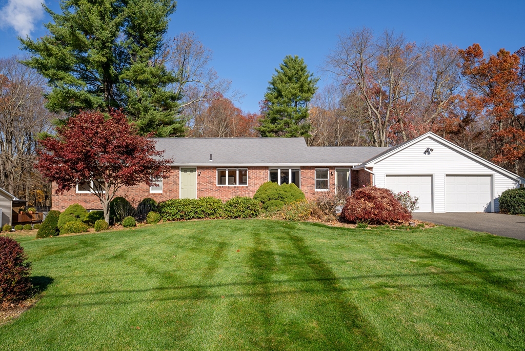 a view of a house with a yard