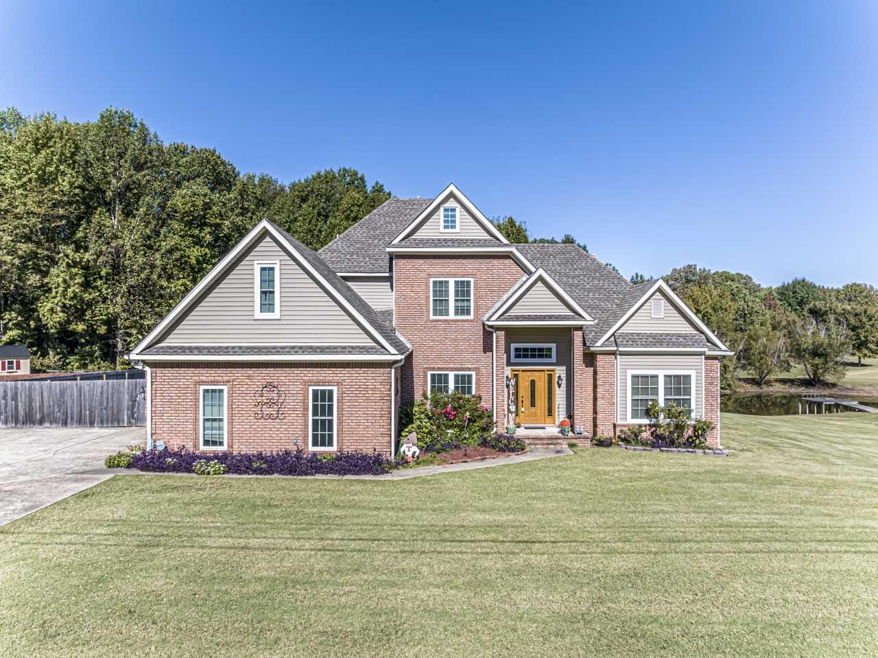 Craftsman house featuring a spacious, well manicured front lawn