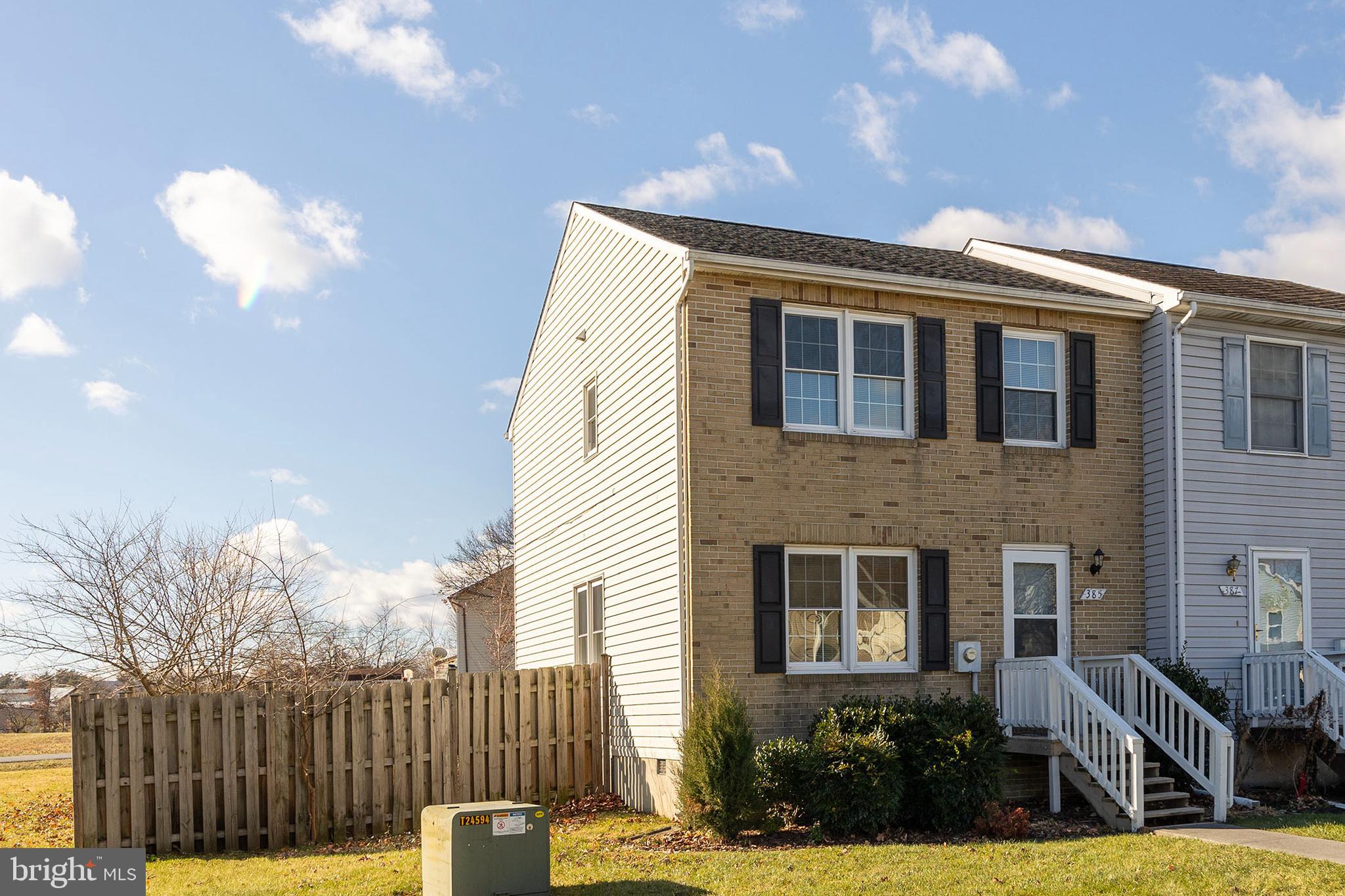 2 bed/2.5 bath brick front townhouse