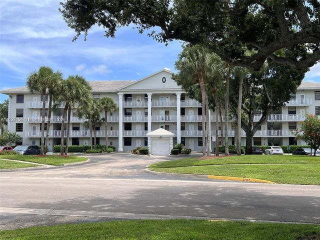 $2,300 | 1701 Whitehall Drive, Unit 104 | Pine Island Ridge