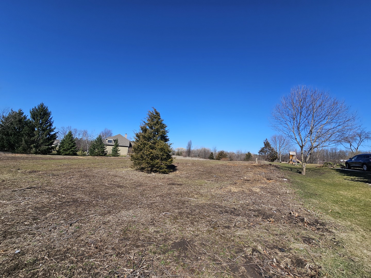 a view of a yard with a house