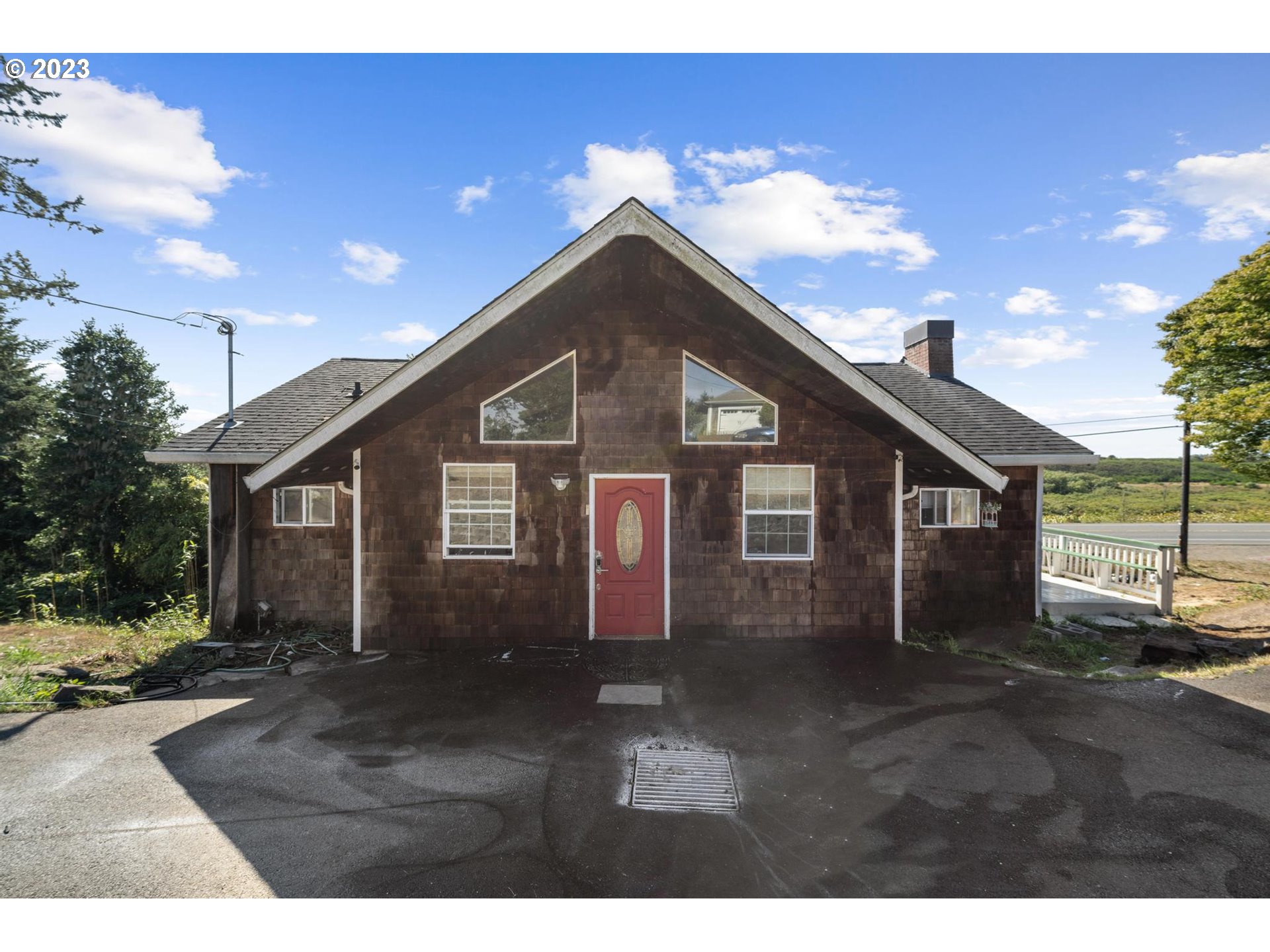 a view of a house with a yard