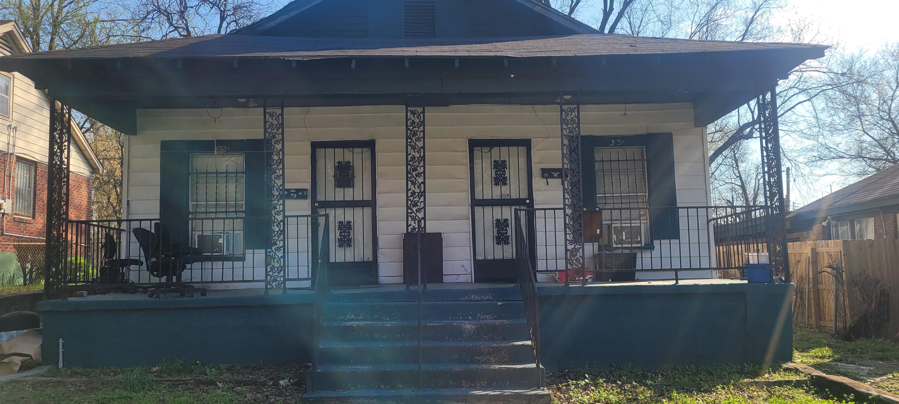 an outdoor view of house