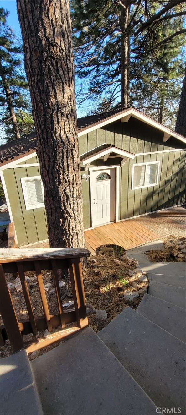 a view of a house with backyard