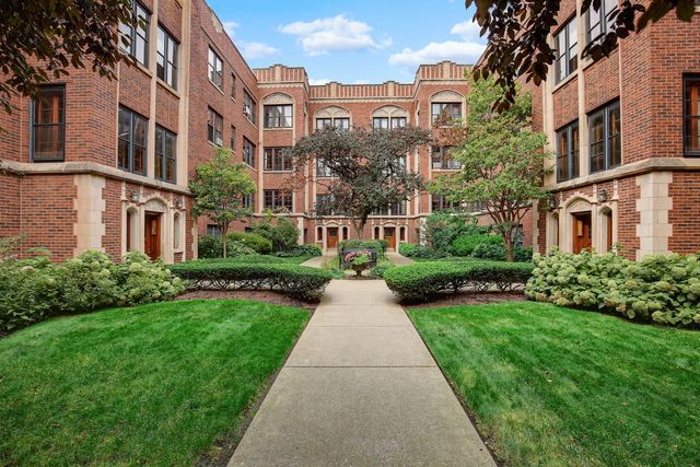 $399,900 | 1352 East Madison Park, Unit 1 | Kenwood