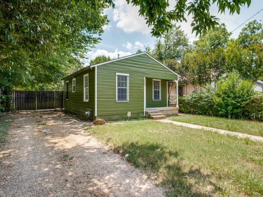 a view of a house with backyard and garden