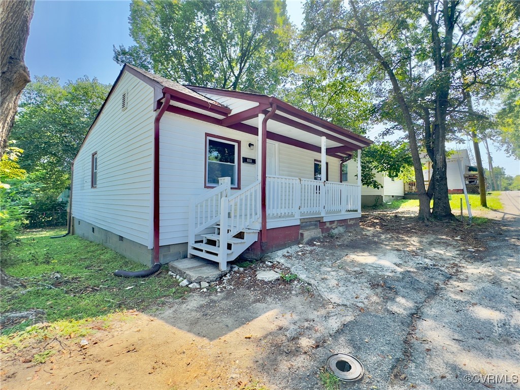 a view of a small house with a yard