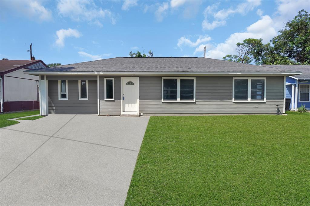 a front view of house with yard