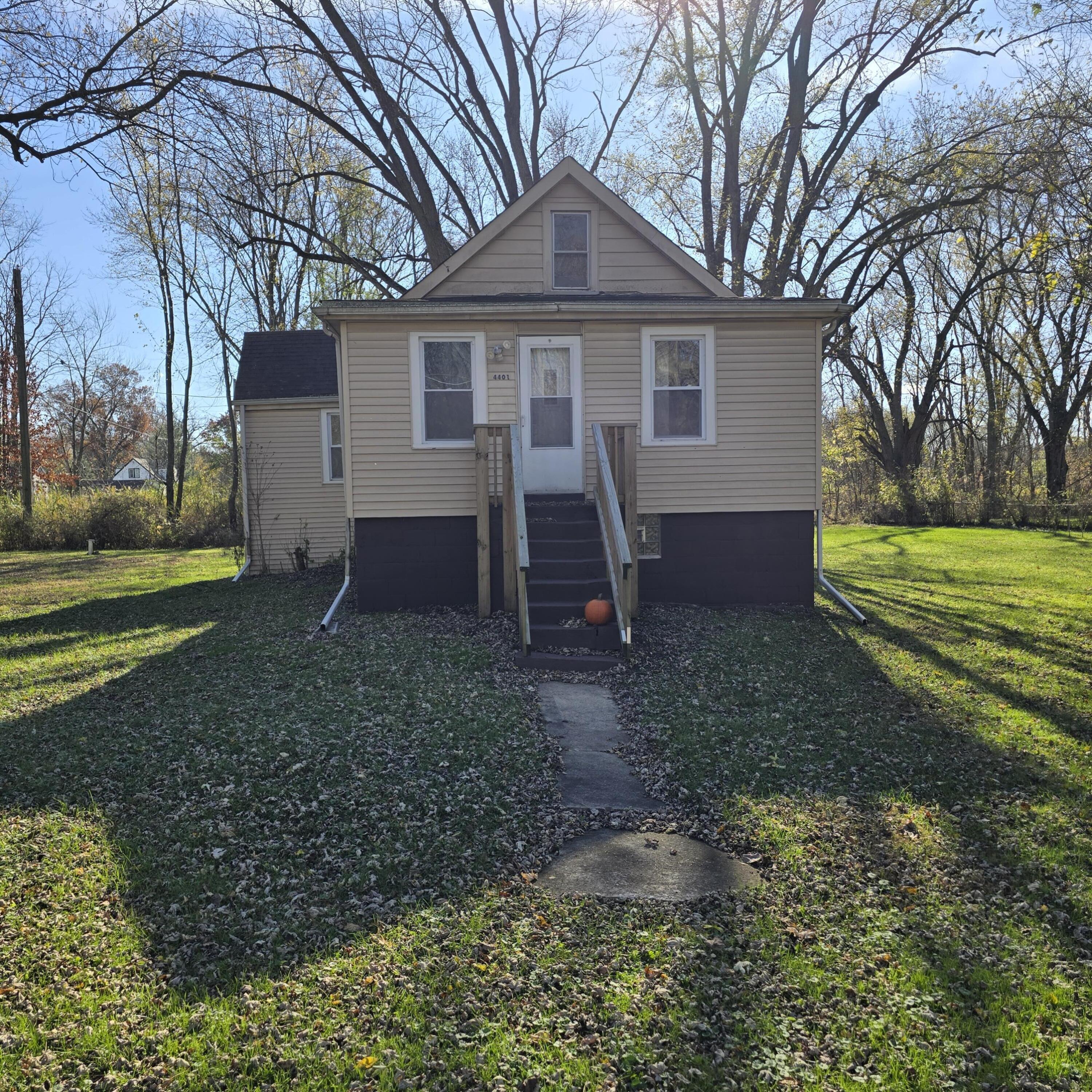 a view of a house with a yard