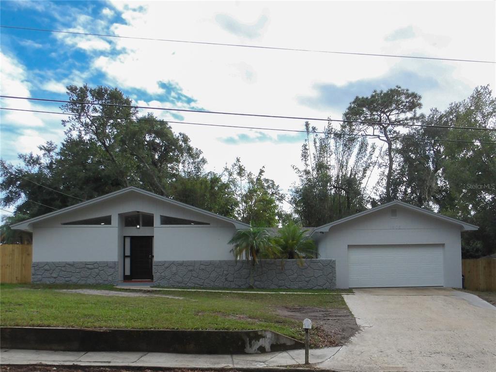 a view of a yard in front of a house