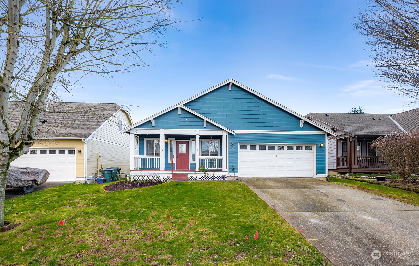 a view of a house with a yard