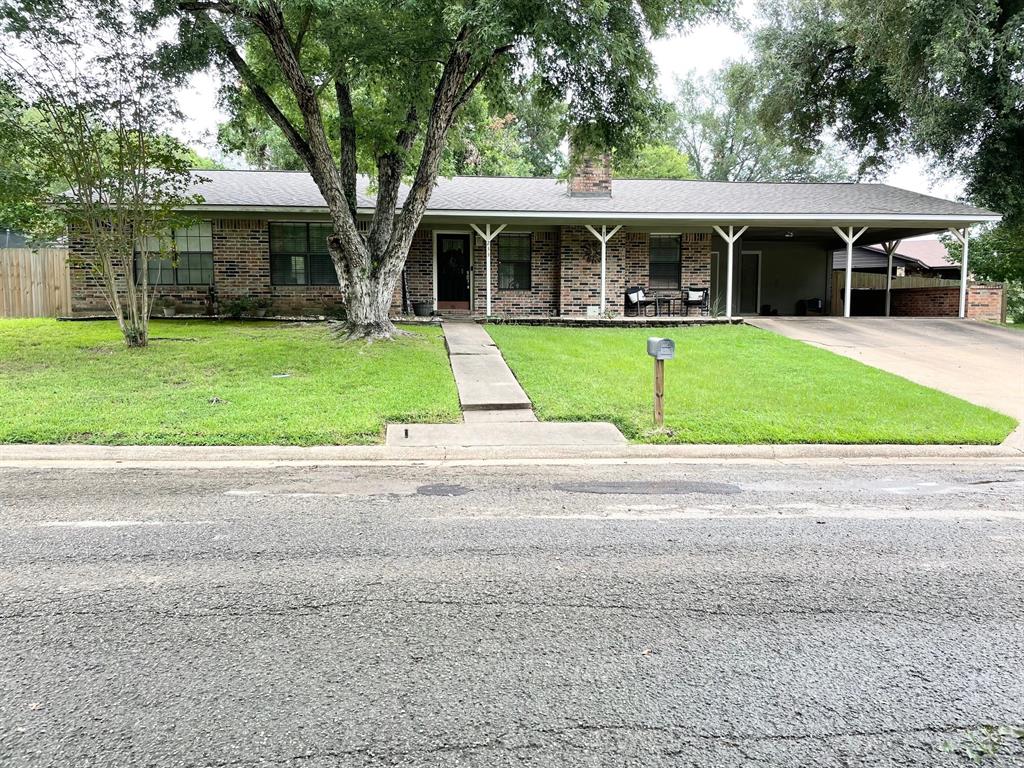 a view of front a house with a yard