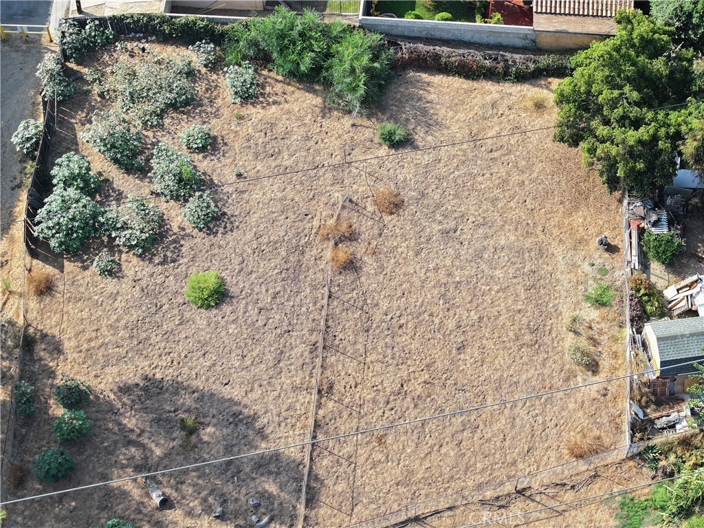 a view of a backyard of the house