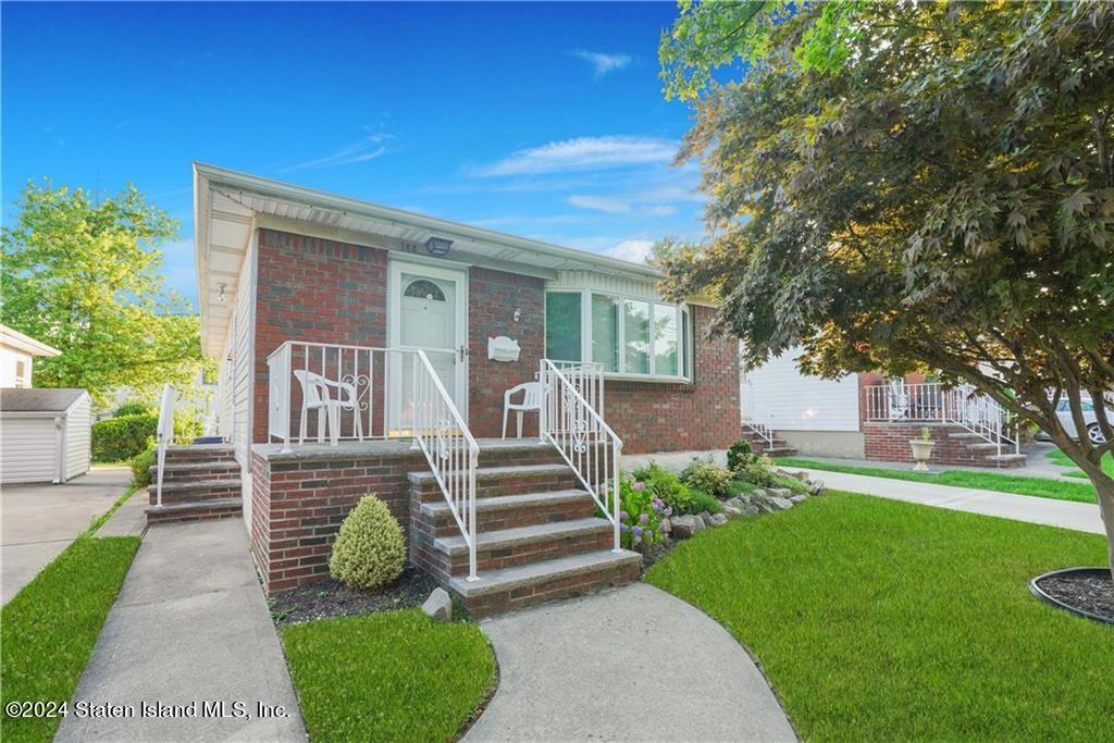 a view of a house with a yard