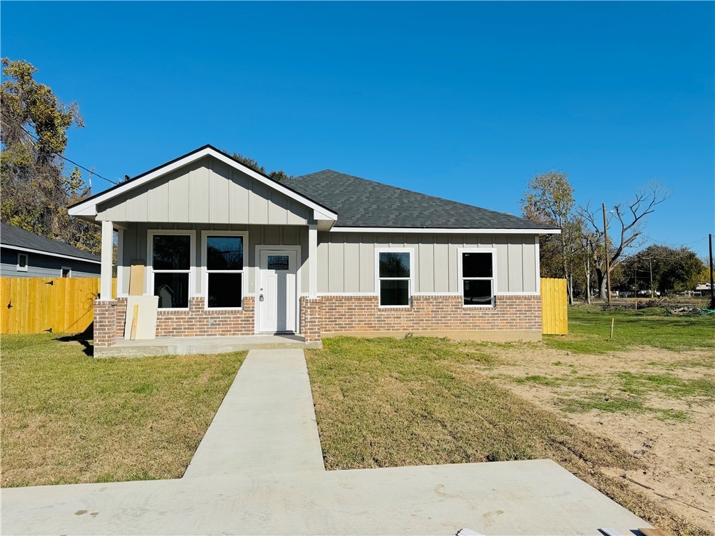 View of front of home featuring a front yard