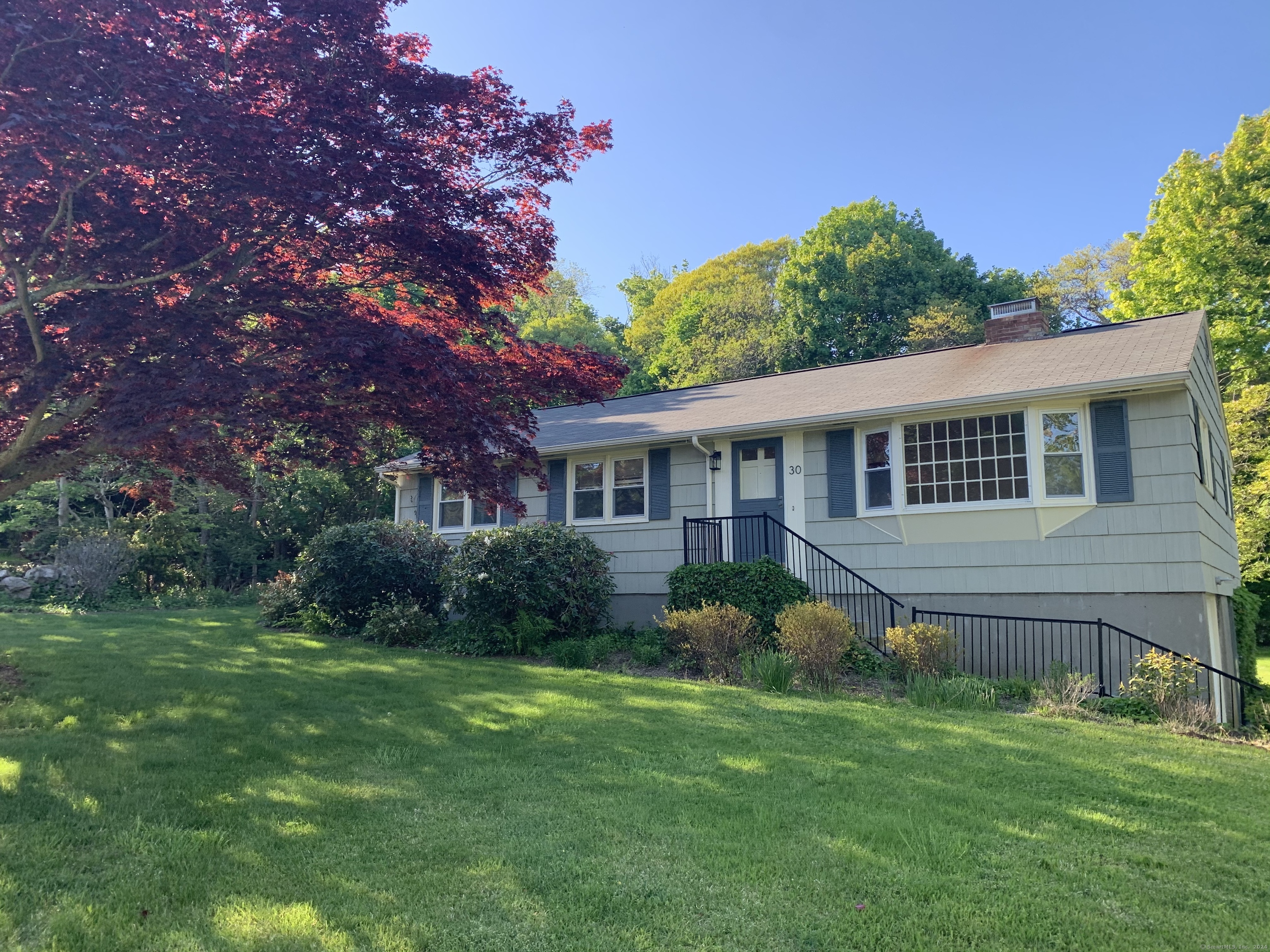 a view of a house with a backyard