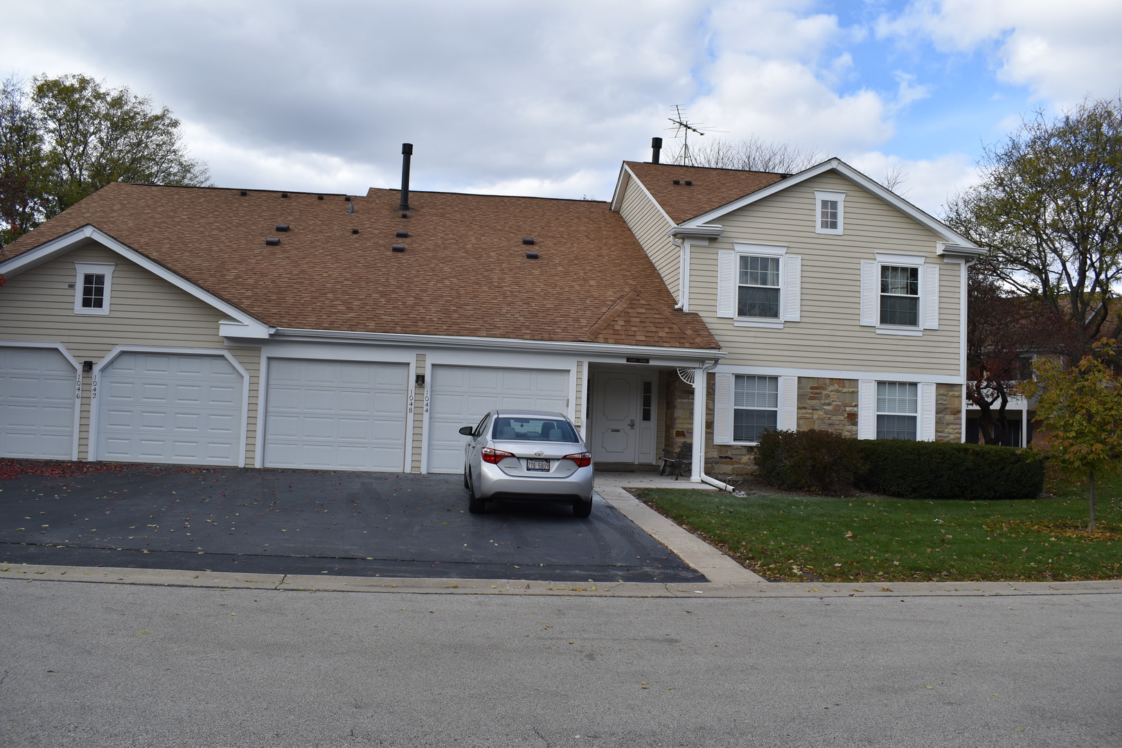 a view of multiple houses with a yard