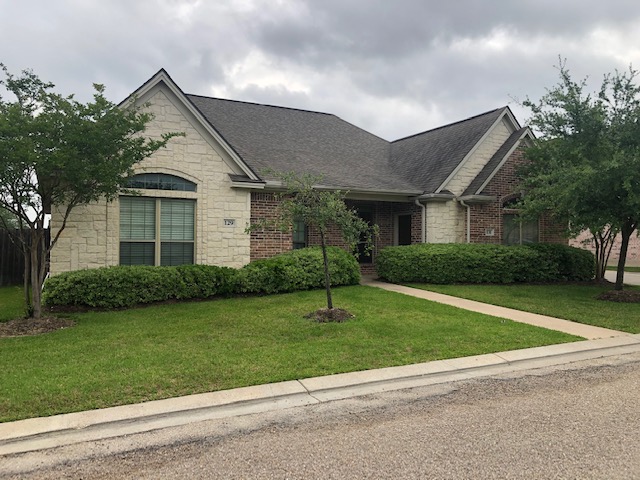 View of front of home featuring a front yard