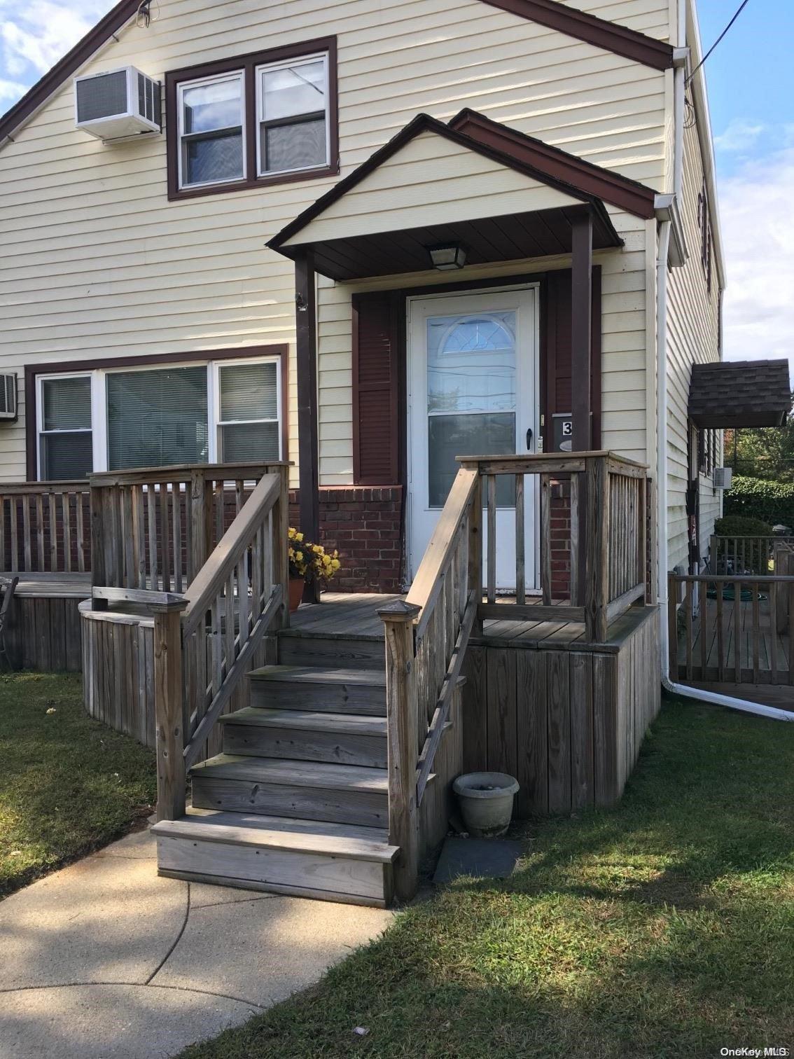 a view of a house with backyard and porch