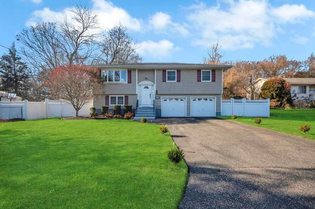 $750,000 | 1112 Patricia Avenue | West Islip