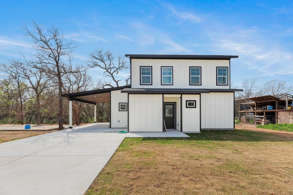 a view of a house with backyard and porch