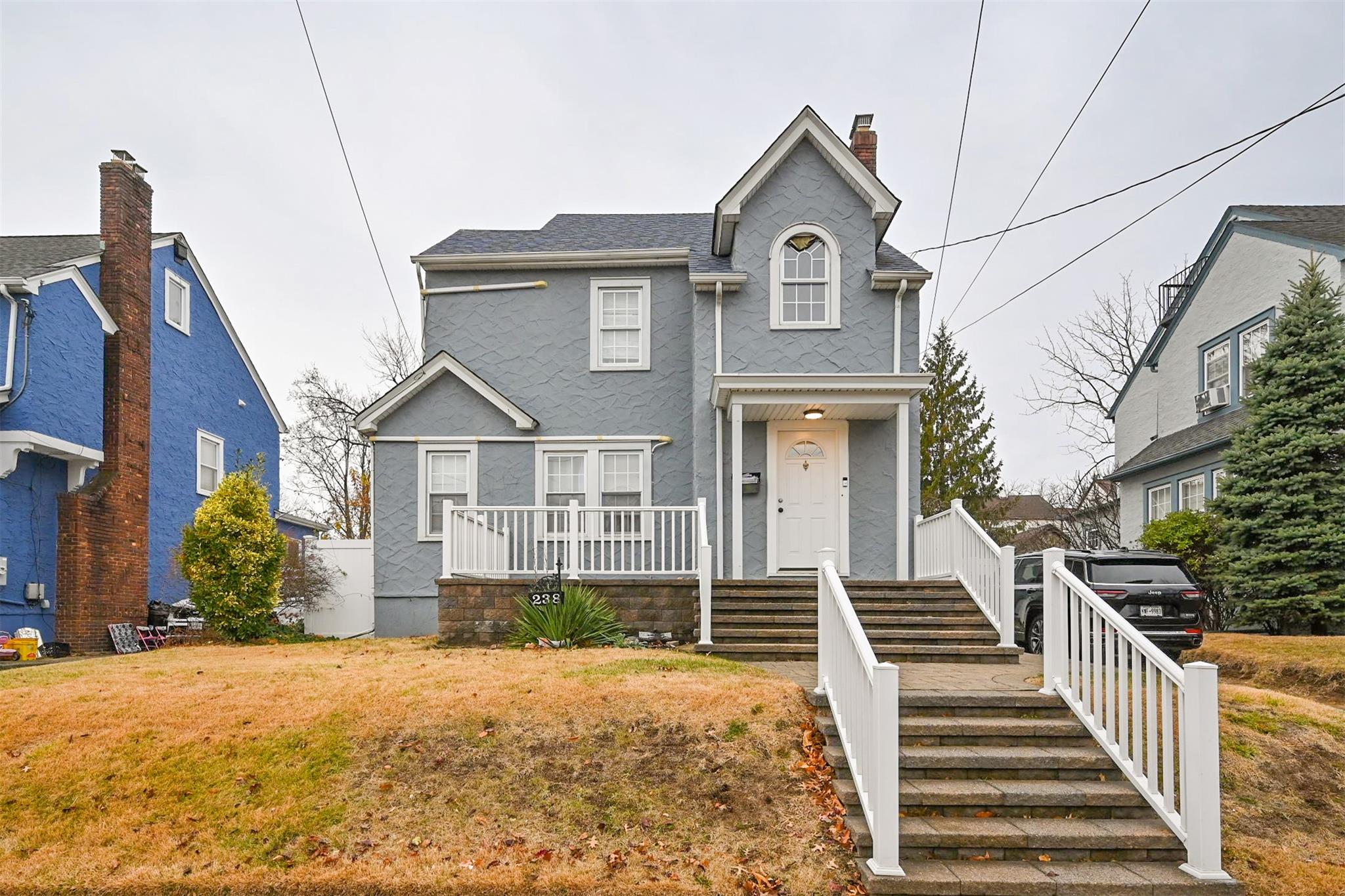 View of front of home featuring a porch and a front yard