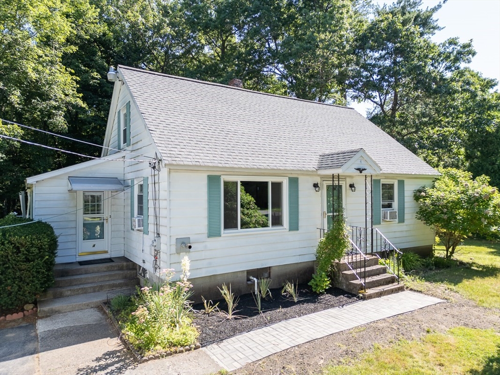 a view of a house with backyard and garden