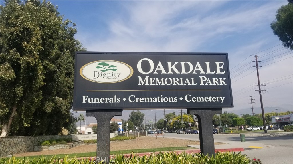 Oakdale sign on Grand Avenue