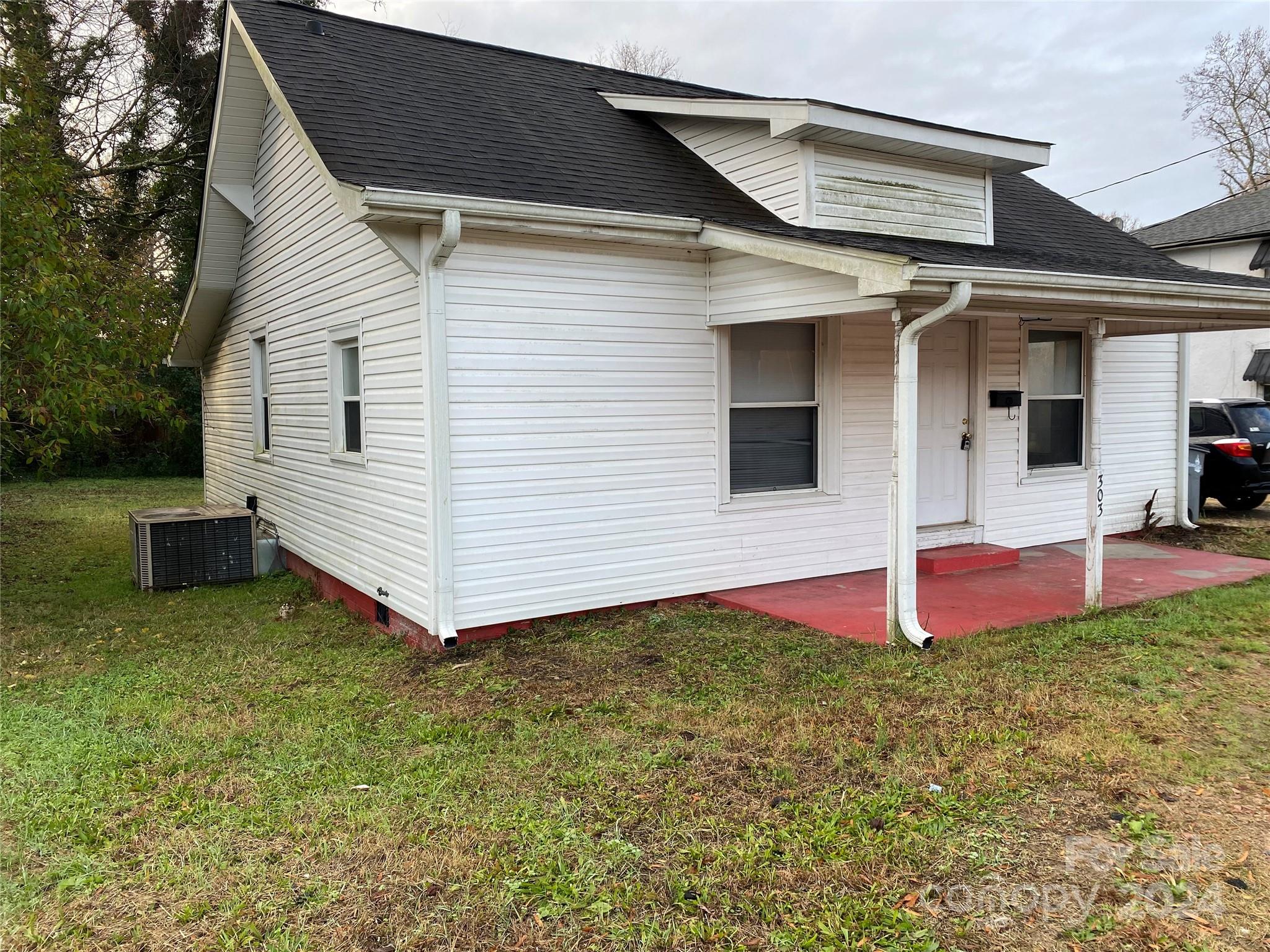 a view of a house with backyard and porch