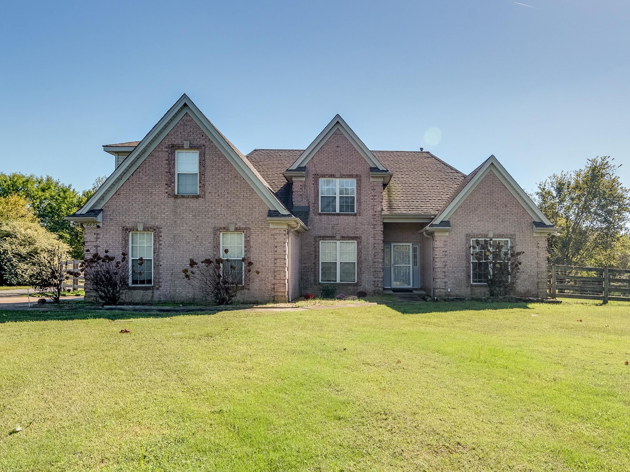 View of front facade featuring a front lawn