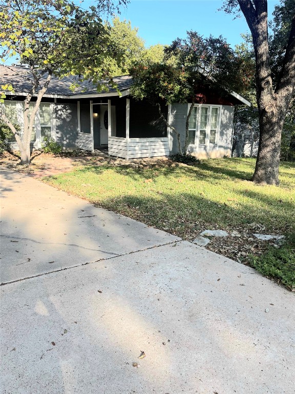 a view of a house with backyard and garden