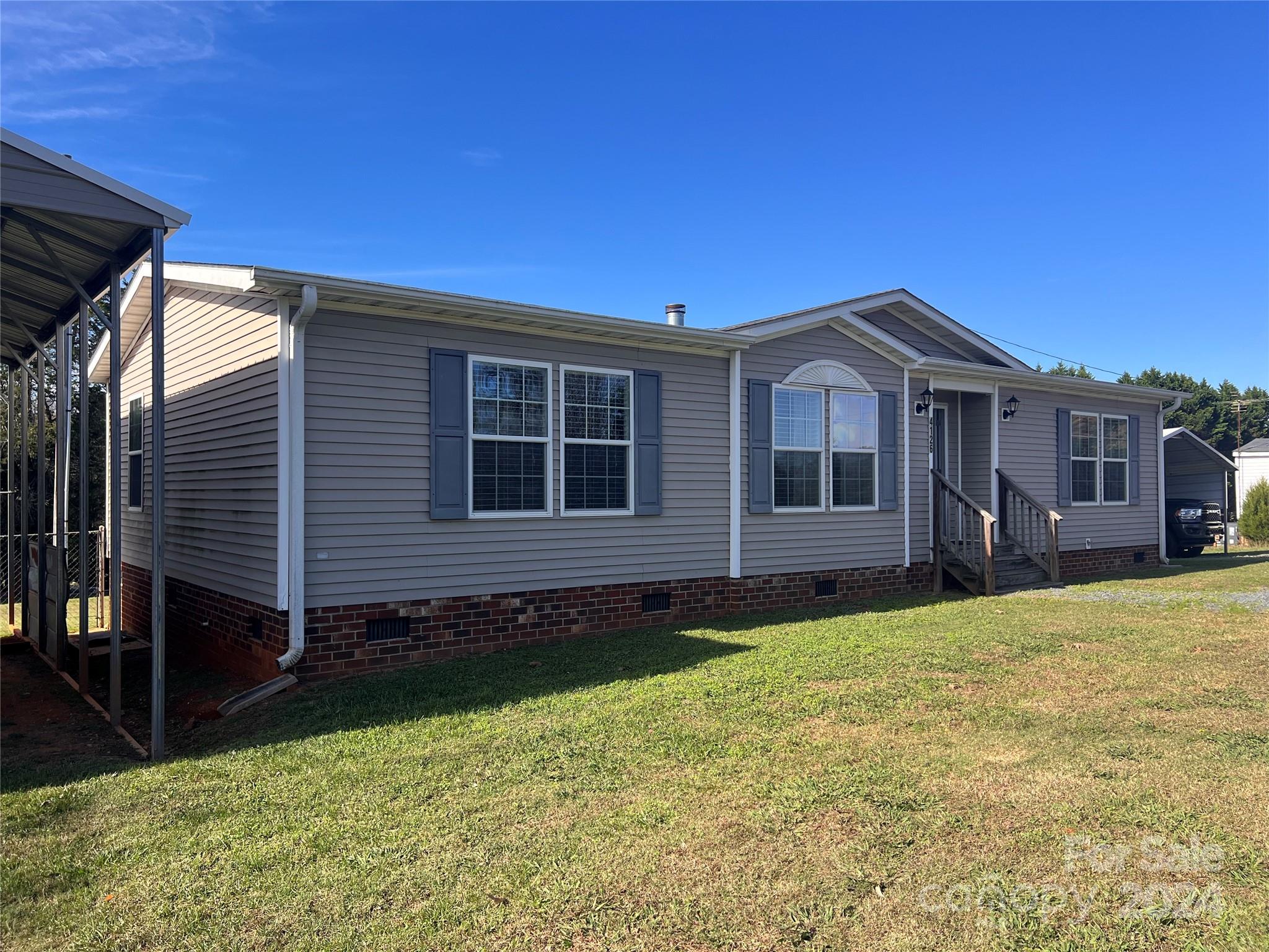 a view of a house with a yard