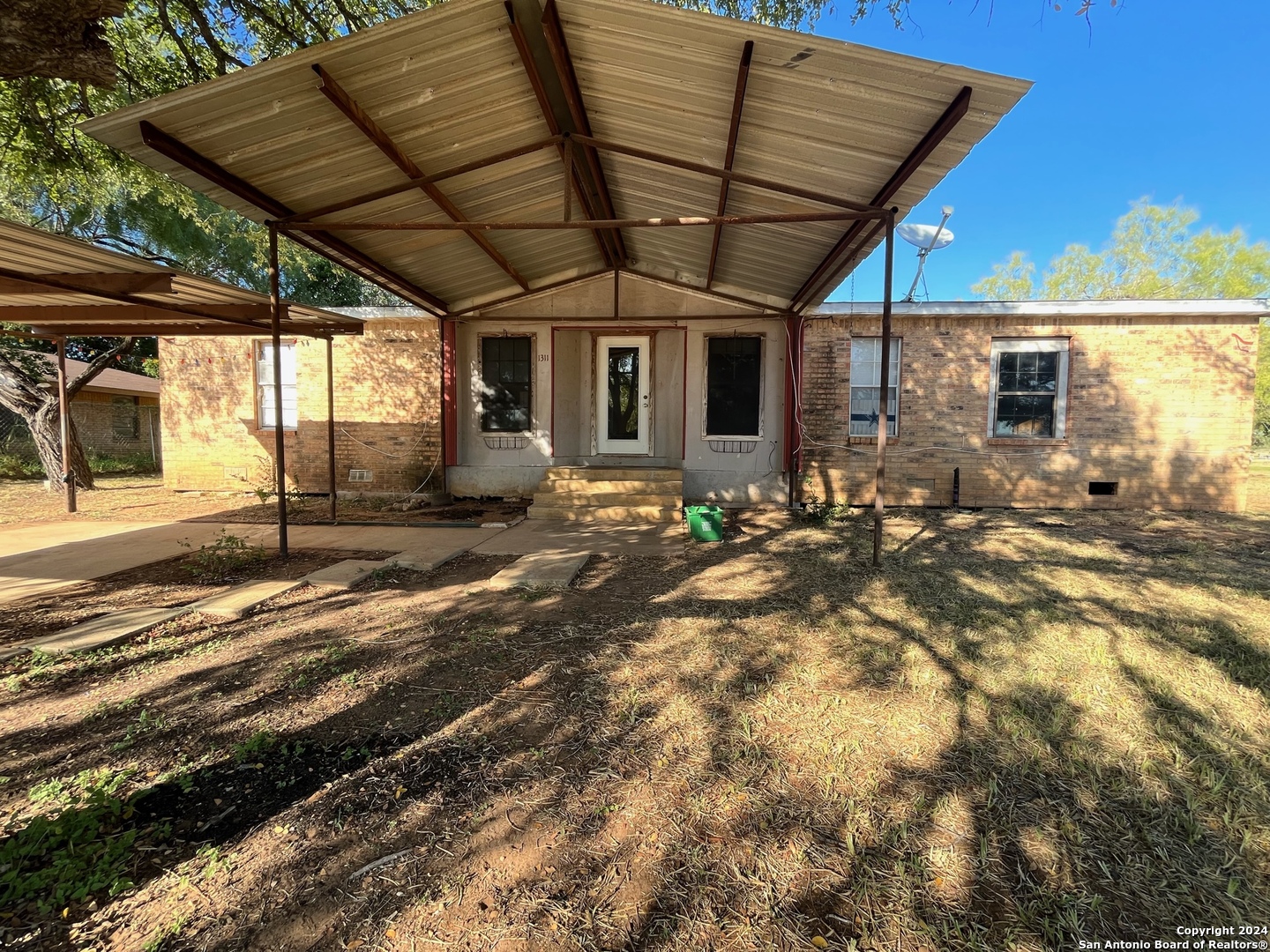 a view of a backyard of the house