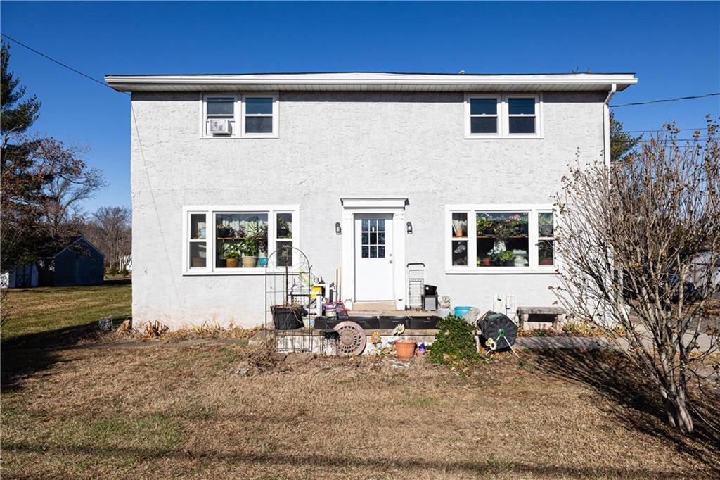 a view of a house with backyard