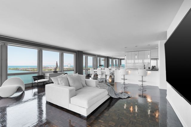 $724,999 | 860 North Lake Shore Drive, Unit 14K | Near North Side