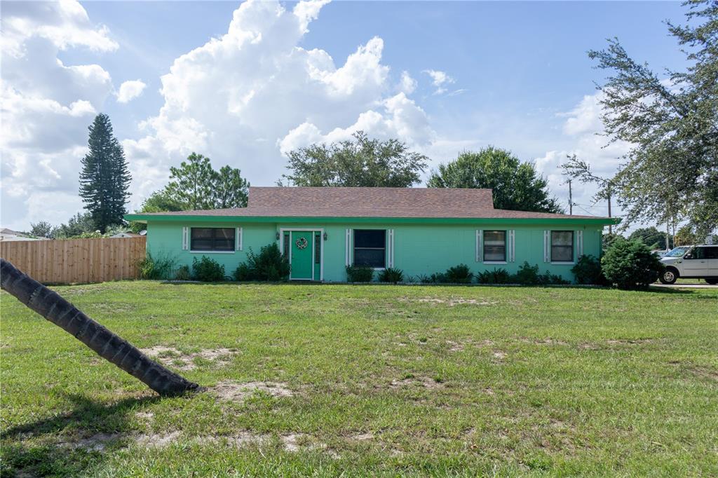 a view of a house with backyard and garden