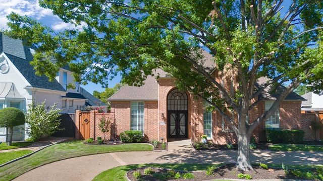 $1,275,000 | 5817 Deer Park Lane | Willow Bend