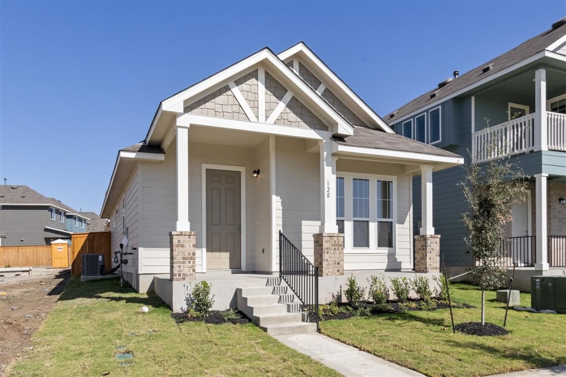 a view of a house with yard