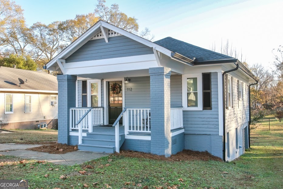 a view of front of a house with a yard