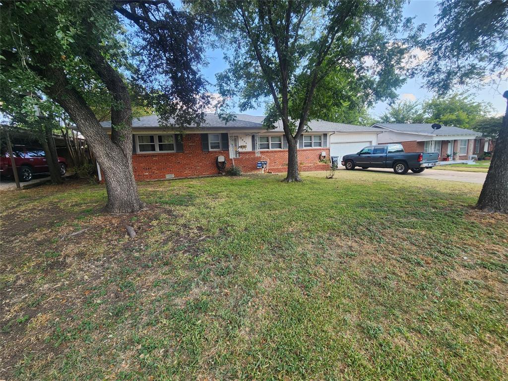 a view of a house with backyard