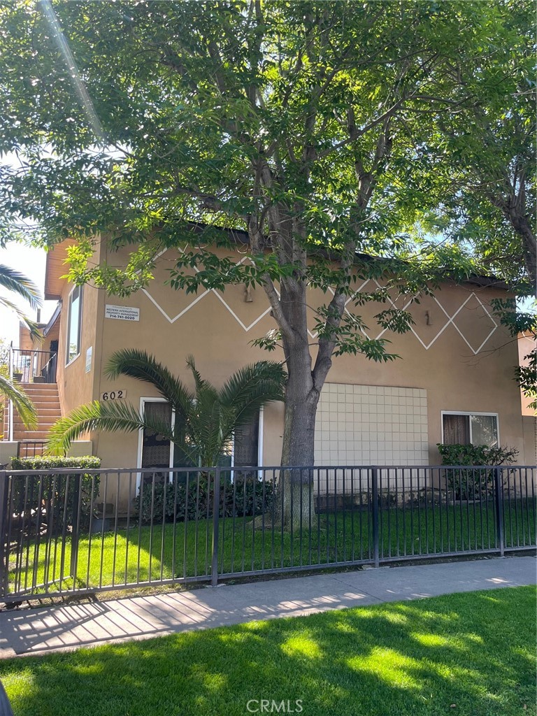 a view of a yard in front of house