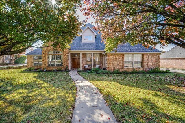 $749,900 | 32 Royal Oaks Circle | Denton