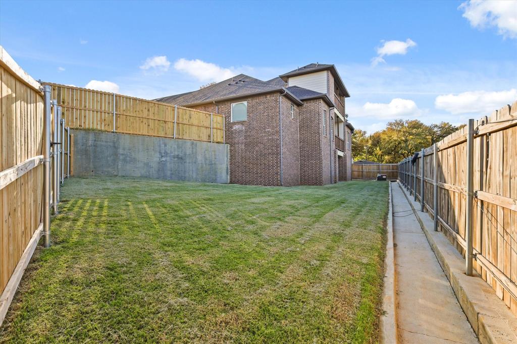 a view of a back yard