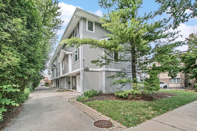 $449,000 | 425 South Harvey Avenue, Unit A | Oak Park