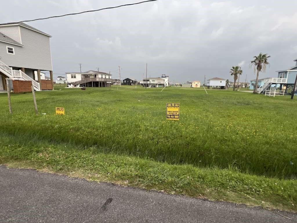 a view of a house with a big yard