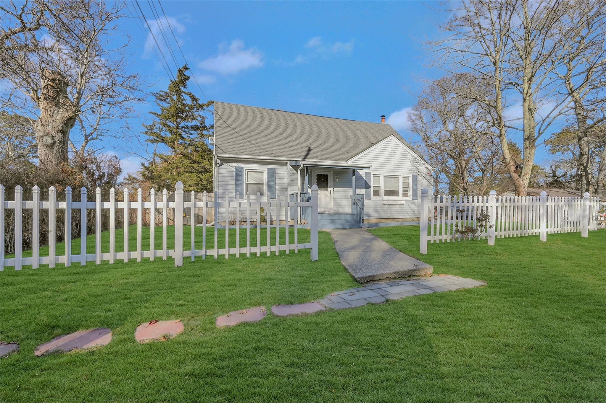 View of front of property featuring a front yard