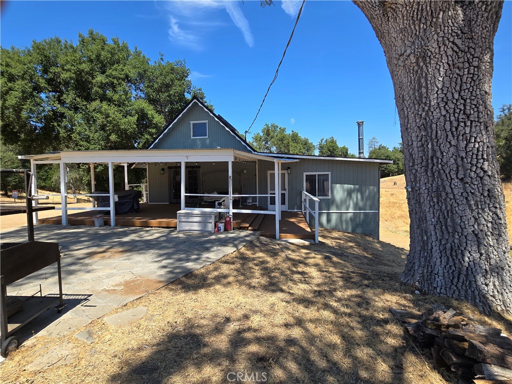 a view of a house with backyard and porch