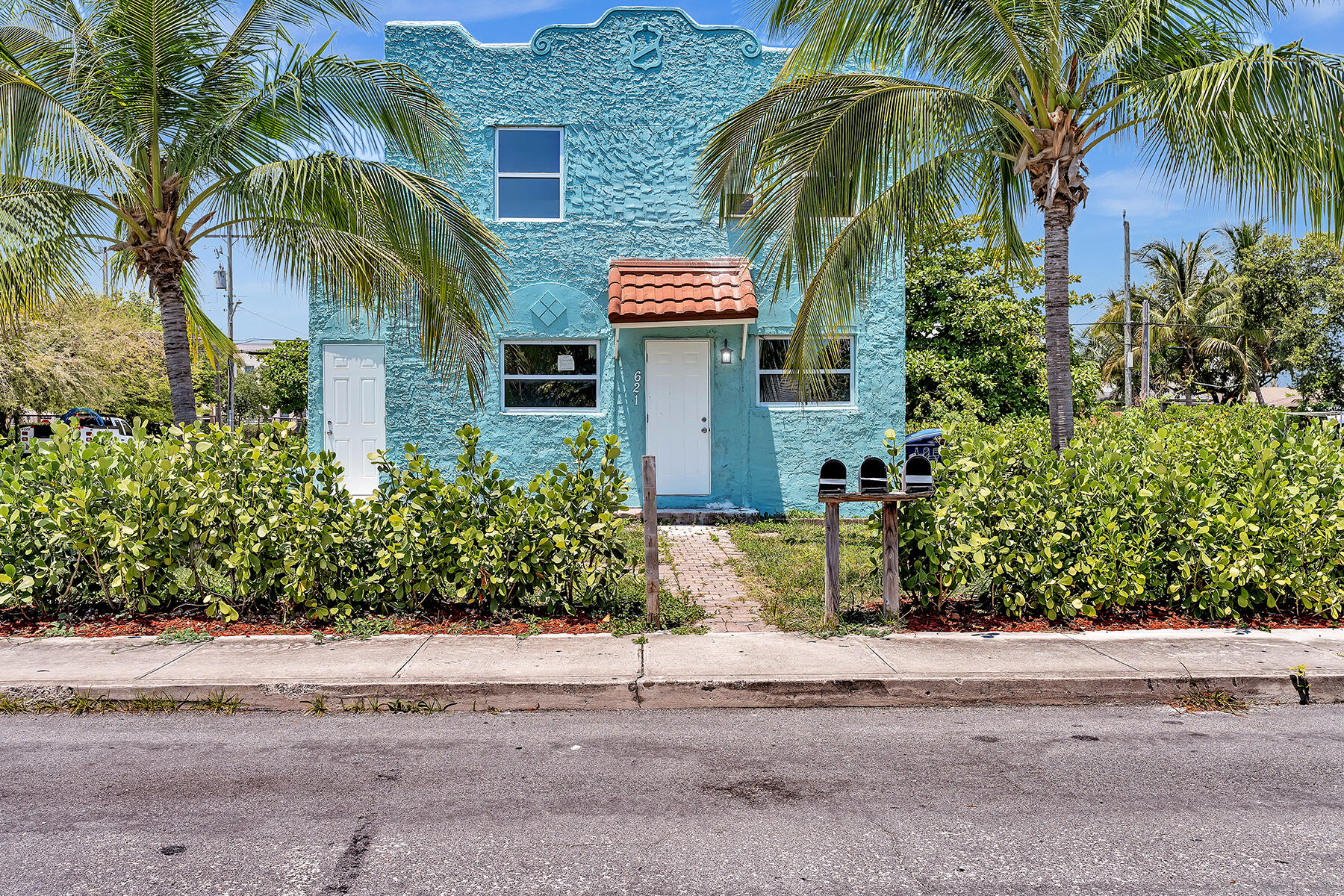 a front view of house with yard