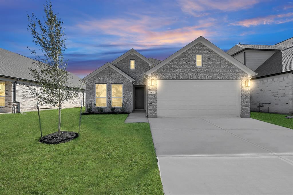 Welcome home to 5635 Sandhill Oak Trail located in Cypress Green and zoned to Klein ISD.