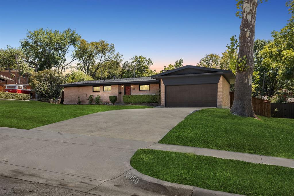 a view of house with a yard